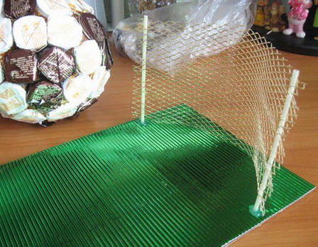 Как сделать футбольный мяч из конфет
