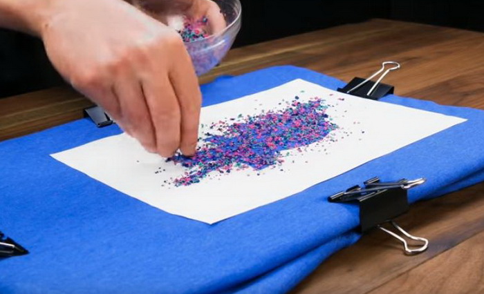 Как научиться рисовать мелками на ткани с помощью наждачной бумаги, фена или утюга
