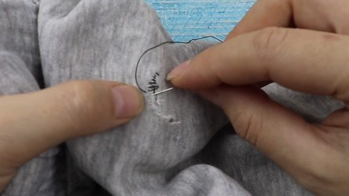 Как заделать дырку на одежде