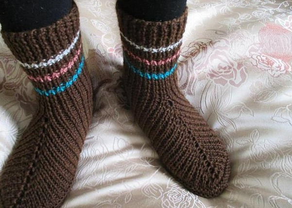 Оригинальные носки на двух спицах. Если в доме всего две спицы, это ли не повод обойтись без вязаных носков!