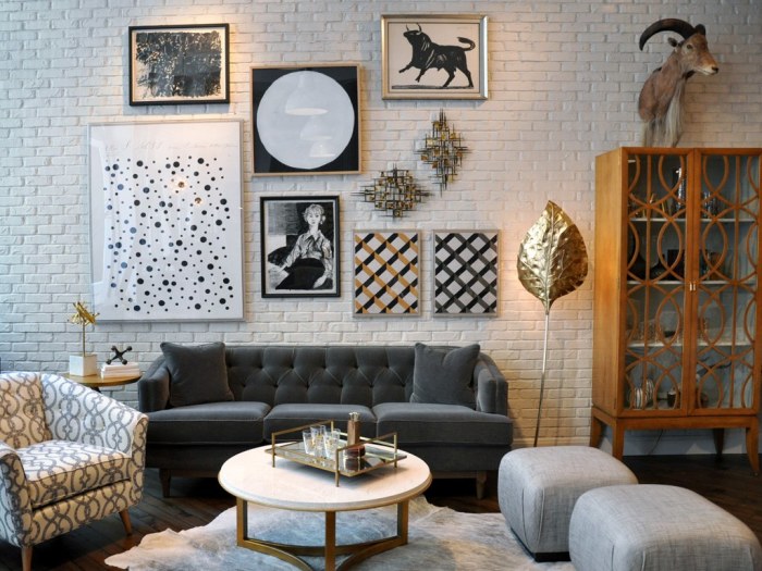 15 стильных идей декора стен за диваном, которые оживят интерьер гостиной