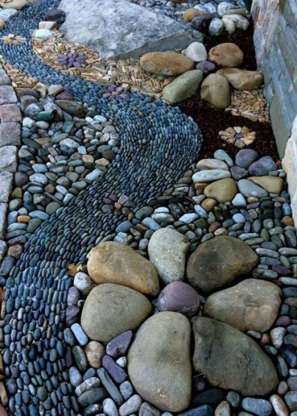 17 вдохновляющих идей использования пляжных камней в саду или на заднем дворе