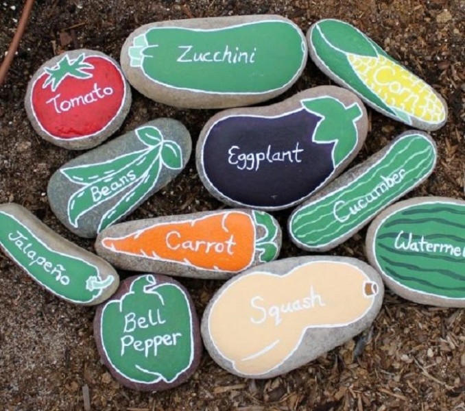 17 вдохновляющих идей использования пляжных камней в саду или на заднем дворе