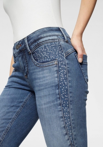 Идеи, как стильно расширить ставшие малы джинсы
