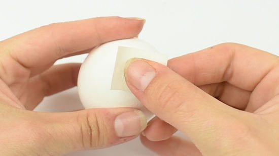 Интересный способ покрасить яйца на Пасху