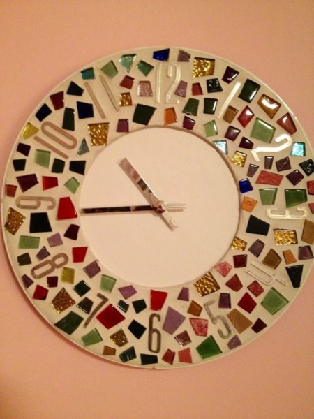 Часы с мозаичными элементами