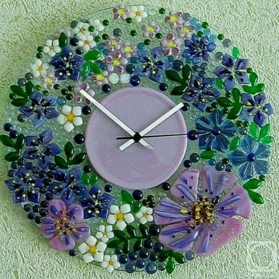 Часы с мозаичными элементами